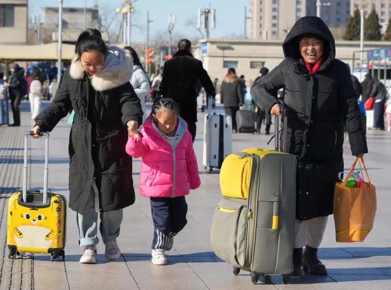 ▲不少中國民眾會趁著農曆新年假期出國旅遊度假。圖為中國民眾前往北京車站搭車。（圖／美聯社／達志影像）