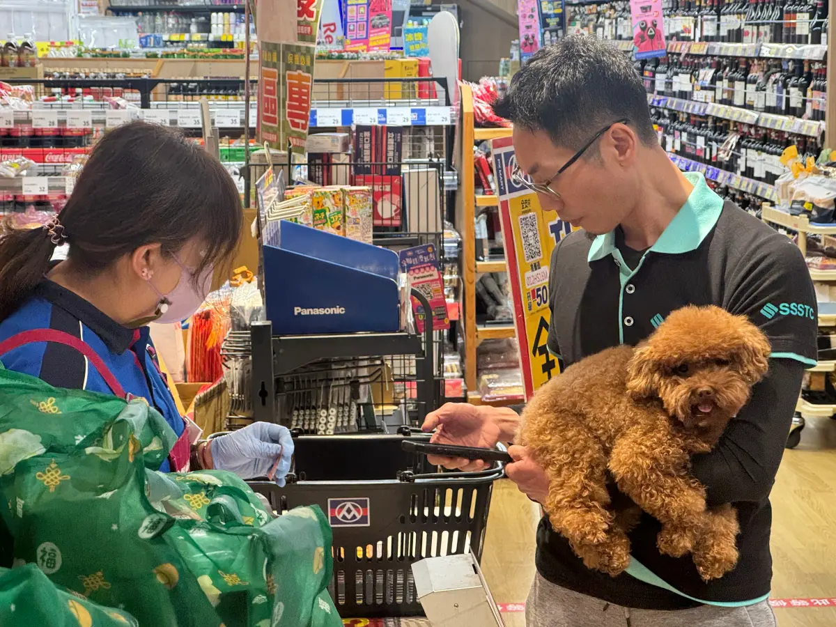 ▲全聯初一蛇年限定福袋開搶，頭香連續5年除夕夜就到場排隊，幸運物小狗「寶寶」也沒缺席。（圖／記者鍾怡婷攝）