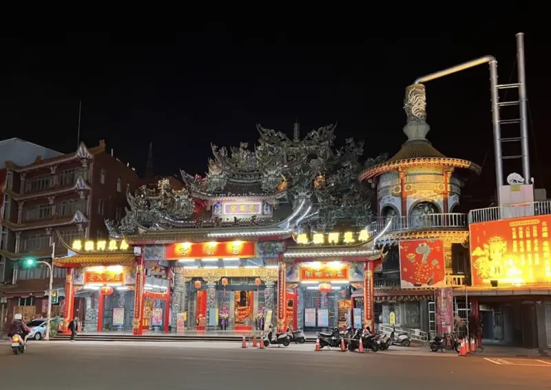 ▲屏東市有一名年約20歲年輕人，看到慈鳳宮年貨市集就進去拜拜，回程經過彩券行快定試手氣，結果幸運刮中「2000萬超級紅包」的100萬大獎。（圖／台灣彩券公司提供）