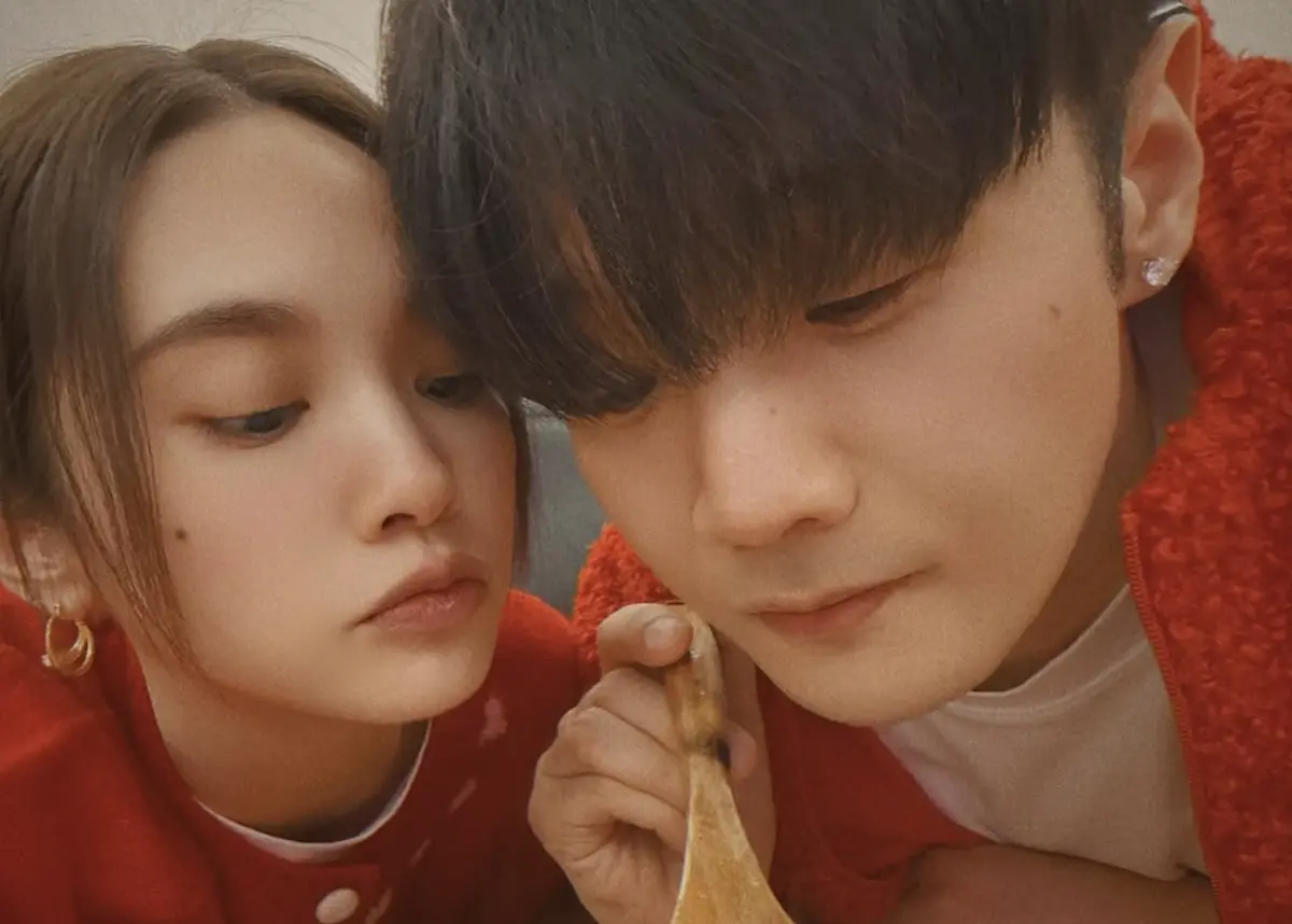 ▲楊丞琳（左）農曆新年曬出與李榮浩（右）的甜蜜自拍，還加碼放出下廚時李榮浩幫她拍的「老公視角」。（圖／翻攝自楊丞琳 IG）