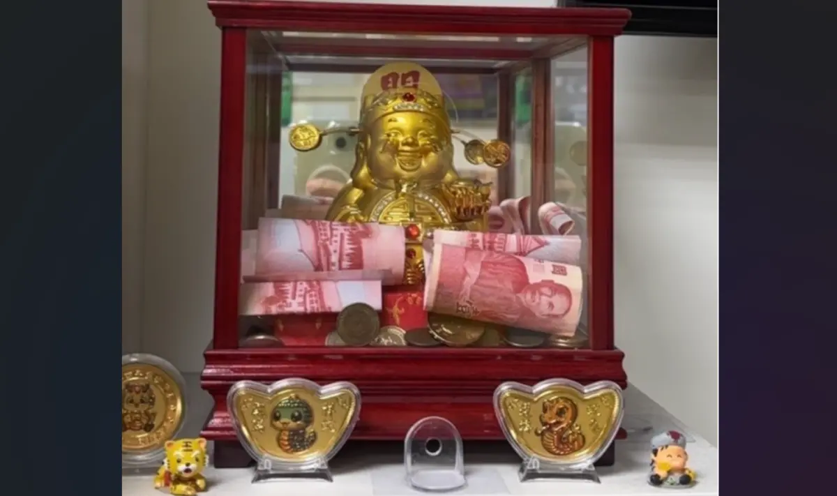 ▲有一名台中30歲女性，原本買刮刮樂「2000萬超級紅包」，後注意到店內牆邊的金山財神爺，改試「金蛇獎」，並挑了顯眼的，結果幸運中頭獎300萬元。（圖／台灣彩券公司提供）