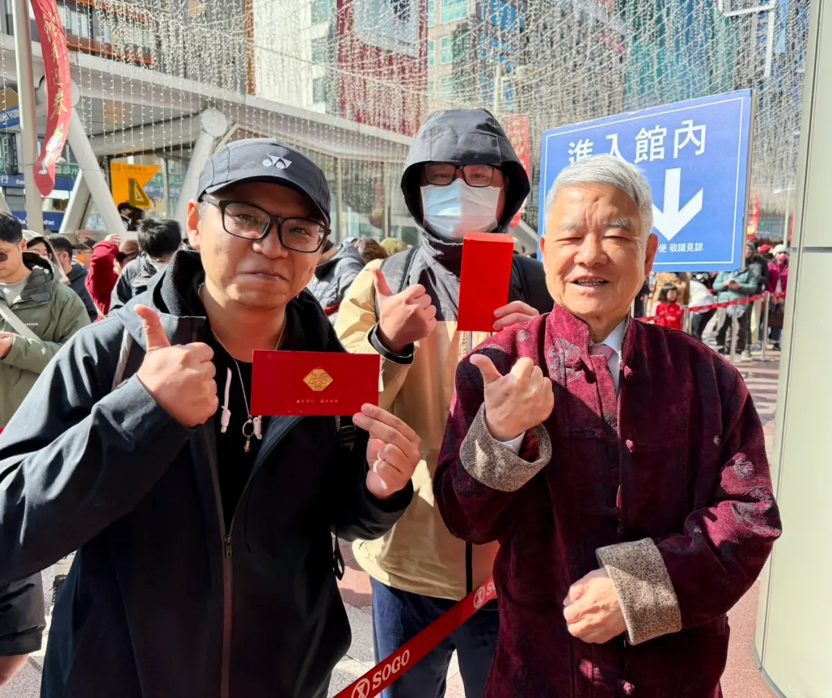 ▲遠東SOGO台北店新春福袋開賣，顧客葉先生（左）連搶18年頭香，今年搶頭香失敗。（圖／民眾提供）