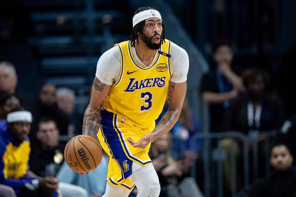 ▲洛杉磯湖人隊明星中鋒戴維斯（Anthony Davis）在今（29）日在與費城76人隊的比賽中因腹部肌肉拉傷提前退場，比賽後段也未回到賽場，湖人最終也以104：118不敵76人。（圖／美聯社／達志影像）