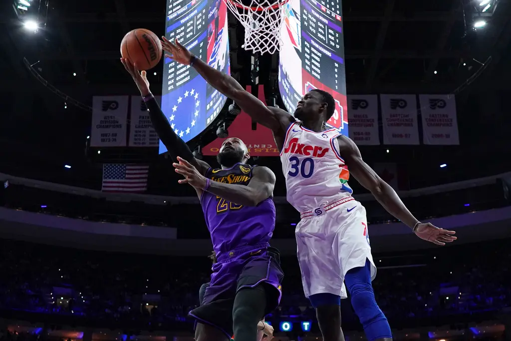 ▲此役詹姆斯父子雙雙「吃鍋」，皆出自76人奈及利亞籍新秀中鋒柏納（Adem bona），他今天上場20分鐘，拿下4分、6籃板、3阻攻。（圖／美聯社／達志影像）