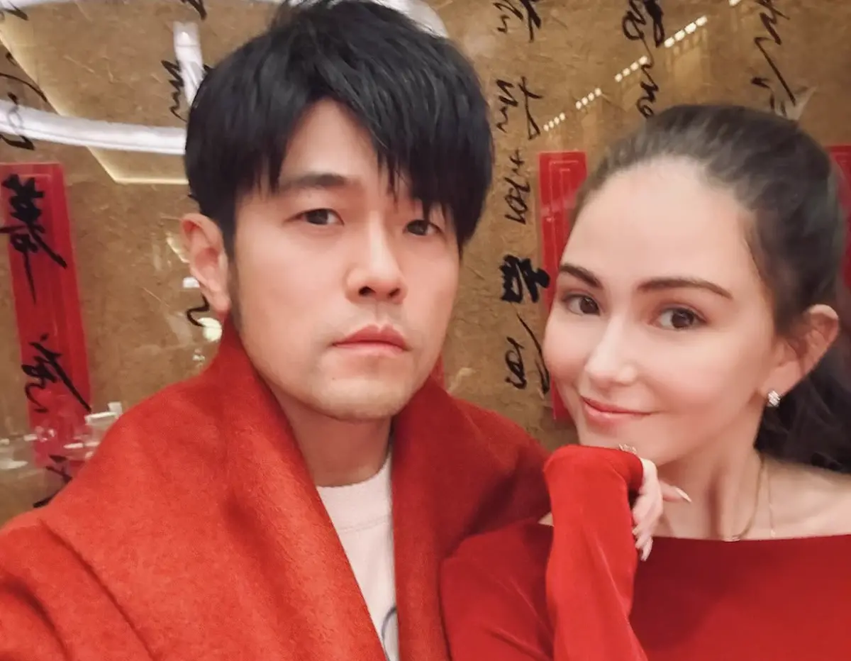 ▲昆凌（右）交往周杰倫（左）時也才17歲，和金賽綸都是未成年，周杰倫卻不會像金秀賢一樣受到抵制，網友認為有2大關鍵原因。（圖／周杰倫IG）