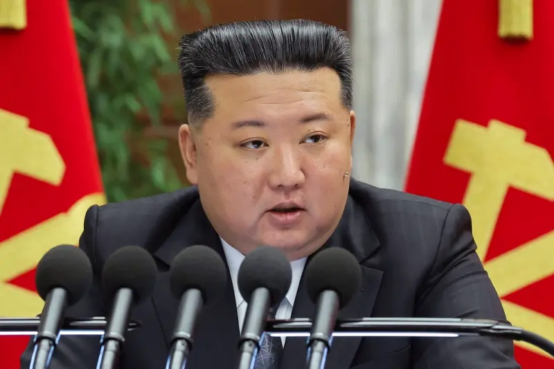 ▲北韓領導人金正恩在視察一間核子原料生產基地與核子武器研究所時呼籲，今年加強核武。（圖／美聯社／達志影像）