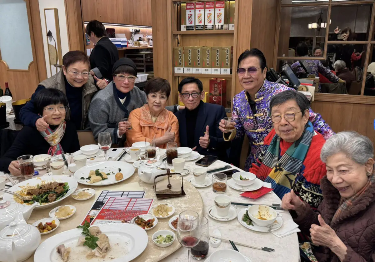 ▲甄珍（左四）在小年夜當天和演藝圈舊識餐敘，席間還有資深「鬼后」羅蘭（右一），是她在前夫劉家昌病逝後首度公開亮相。（圖／摘自汪曼玲臉書）