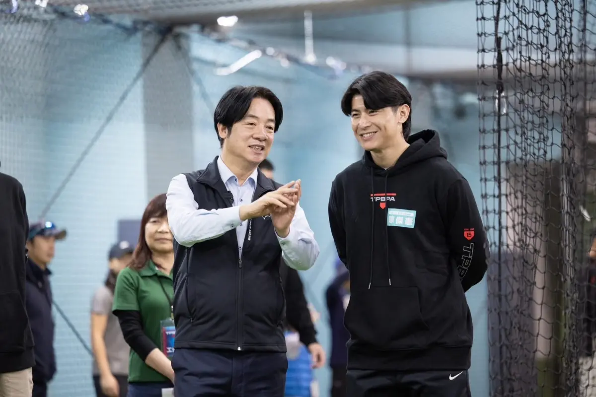 ▲總統賴清德（左）今（29）日在官方社群貼出日前探班中華職棒球員工會所舉辦的回饋列車活動，賴清德也跟以「台灣隊長」陳傑憲（右）為首的7位職棒球星一同揮筆寫春聯，交換了許多對於台灣運動的發展及想法。（圖／取自賴清德臉書）