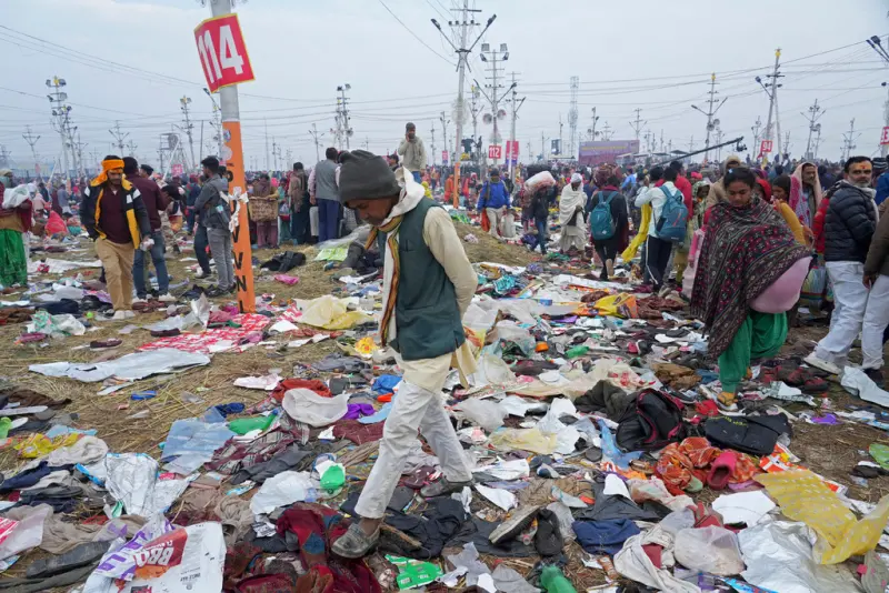 ▲印度北部城市在舉行「大壺節」（Kumbh Mela）時，發生嚴重踩踏意外，現場散落大量衣物、背包、毛毯。（圖／美聯社／達志影像）