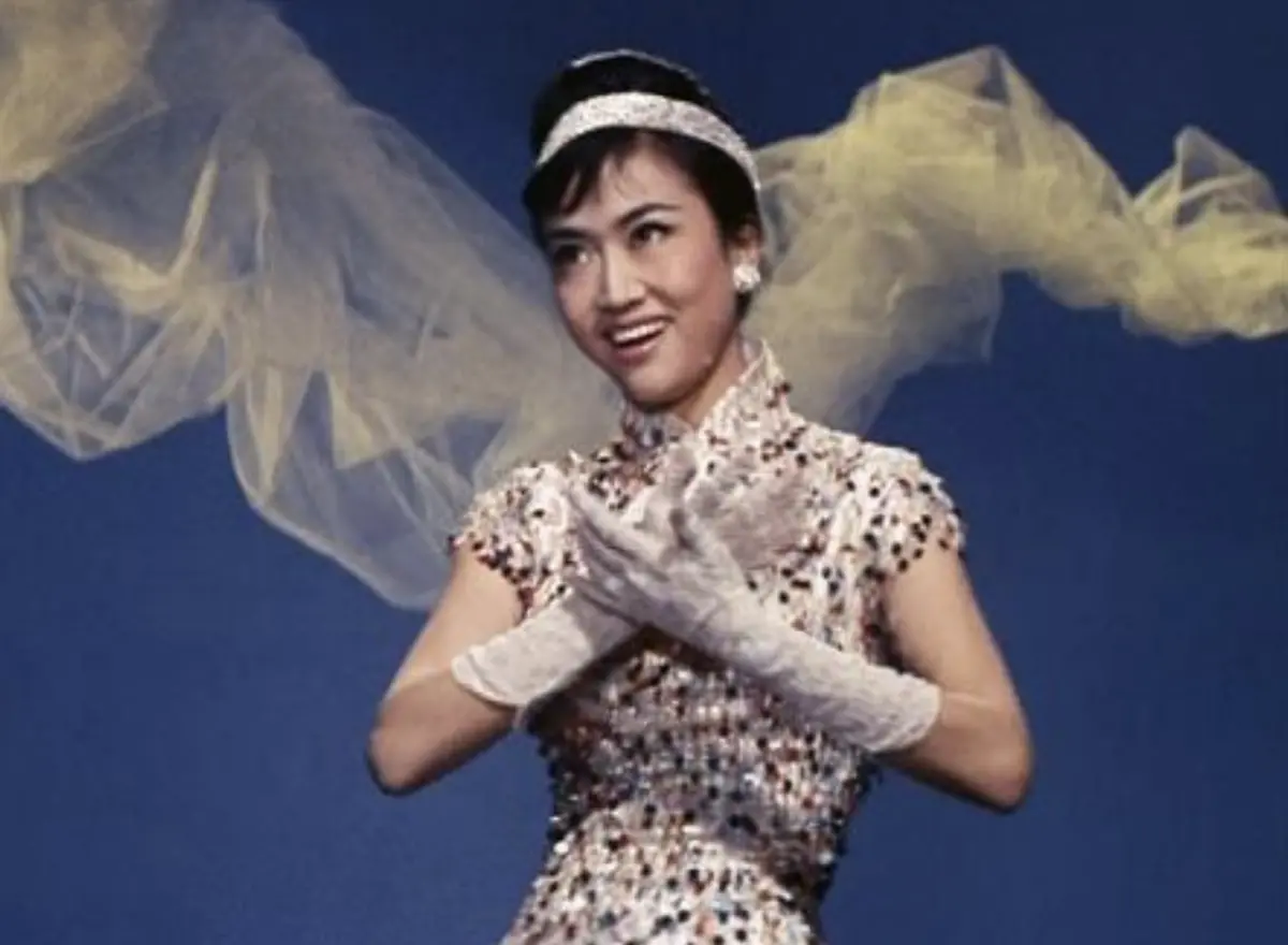 ▲曾在香港國語片影壇紅極一時的葛蘭，是經典新年歌〈恭喜發財〉的原唱，這首歌是她主演的電影《酒色財氣》插曲，原是在描述一群小人想詐財，幻想致富後的幸福生活，卻因為詞意太喜氣，變成了經典春節歌曲。（圖／摘自HKMDB）