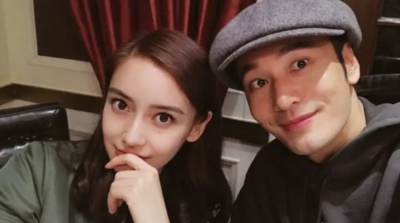 ▲今（29）日逢農曆春節初一，Angelababy（左）帶著與前夫黃曉明（右）的兒子「小海綿」拜年，剛滿8歲的他正臉五官罕見曝光，被粉絲盛讚「迷你版黃曉明」。（圖／翻攝自Angelababy微博）