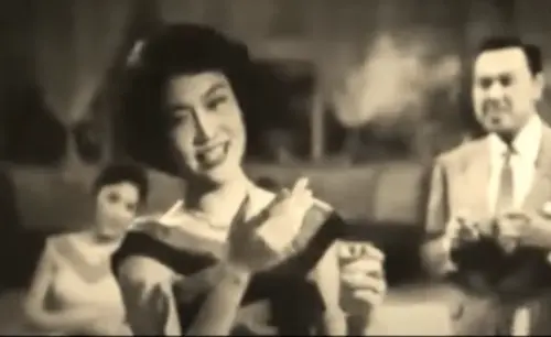 ▲葛蘭(中)在黑白國語老片《酒色財氣》中演唱的〈恭喜發財〉,現在是各大賣場到了春節很愛播放的歌曲。(圖/摘自YouTube) ▲葛蘭(中)在黑白國語老片《酒色財氣》中演唱的〈恭喜發財〉,現在是各大賣場到了春節很愛播放的歌曲。(圖/摘自YouTube)
