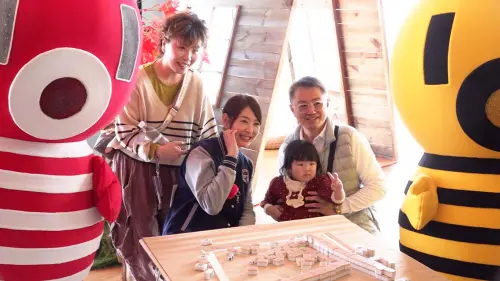 ▲賈永婕董事長攜手人氣吉祥物「DAMPER BABY」，與現場旅客合影留念。（圖／記者嚴俊強攝）