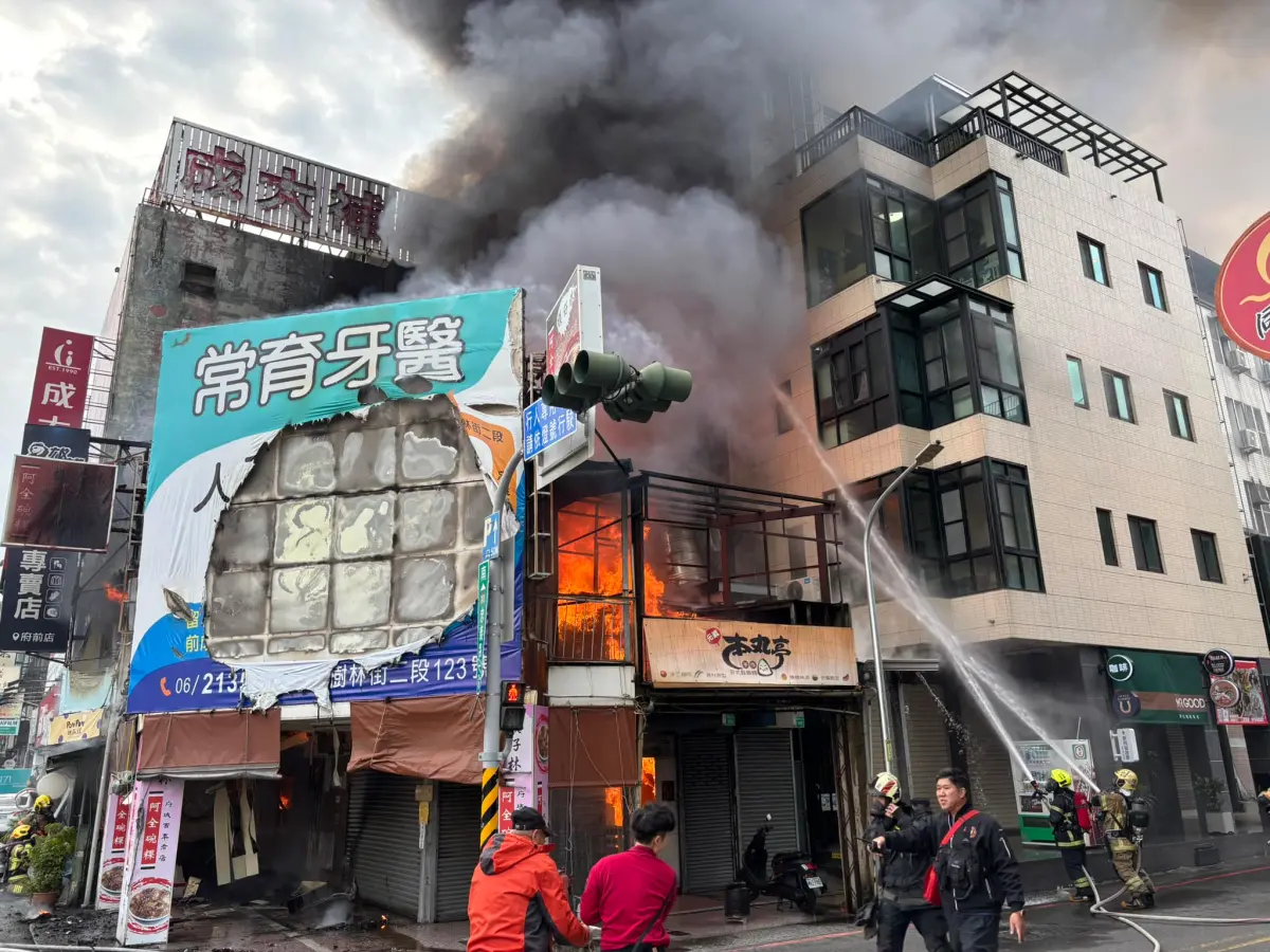 ▲台南市中西區孔廟附近的百年老店「檨仔林阿全碗粿」29日上午發生火災，起火原因是女駕駛吃感冒藥自撞變電箱釀火。（圖／阿全碗粿臉書＠法爾曼）