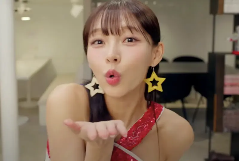 ▲林襄演出的香港賀歲片《麻雀女王追男仔》首日票房暫時不敵其他華人賀歲片，有成長的空間。中國賀歲片方面，首日竟是動畫《哪吒之魔童鬧海》領先周潤發、肖戰等大牌主演的新片。（圖／摘自YouTbe）