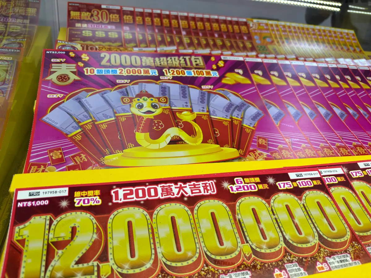 ▲新北少年到彩券行玩刮刮樂，指定要坐在兔兔旁邊玩，幸運刮中100萬。（圖／記者徐銘穗攝）