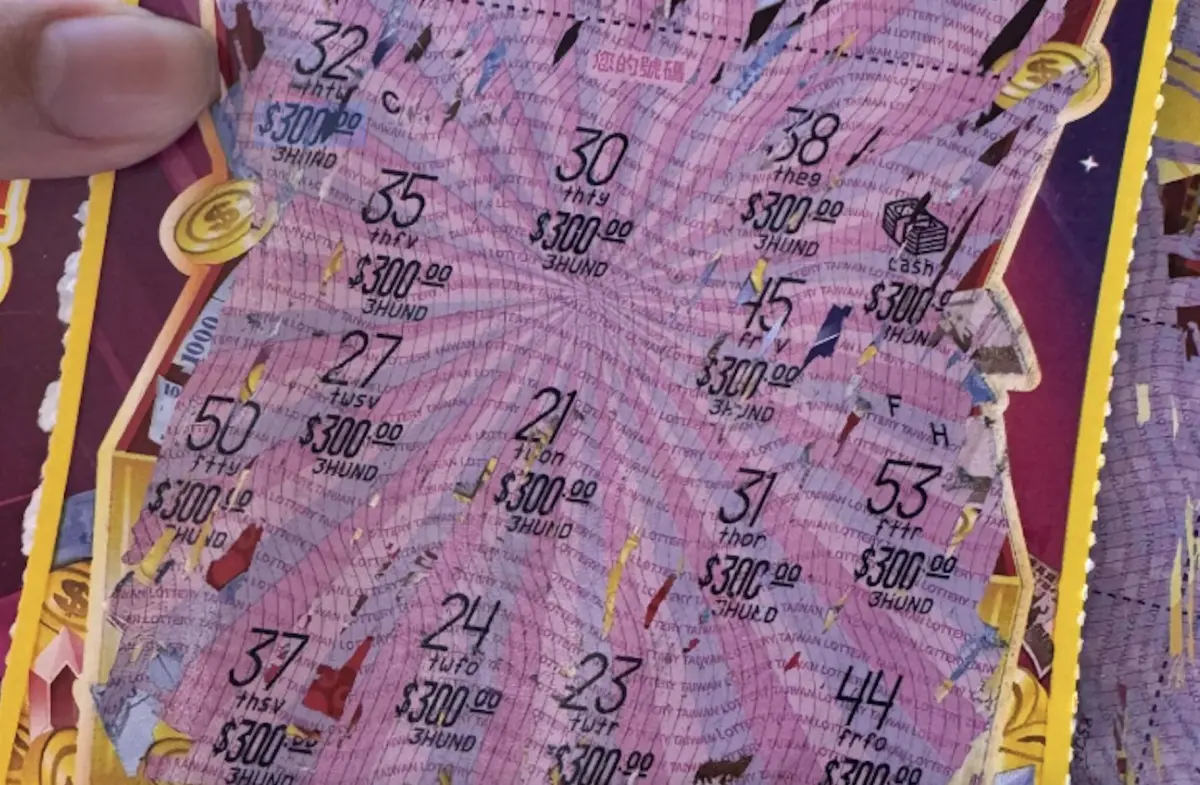 ▲原PO在垃圾桶撿到一張玩完的刮刮樂「鈔票一把抓」，覺得哪裡怪怪的，身邊的朋友也都看不出中獎金額，結局曝光竟爽賺4500元。（圖／翻攝自Threads）