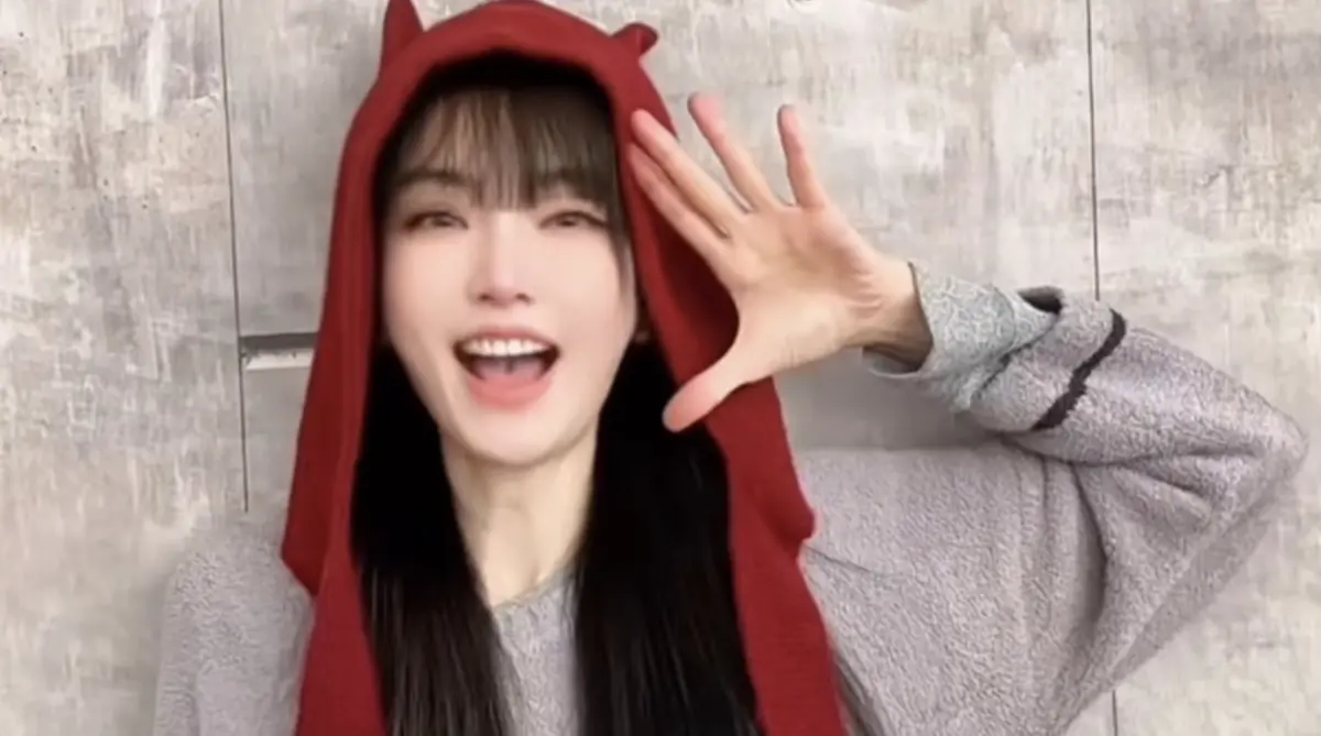 ▲50歲謝金燕趁昨（28）日除夕夜向粉絲朋友拜年，她公開14秒俏皮熱舞短片，養眼福利吸引萬人朝聖，不少粉絲直呼：「姐姐好寵粉！」（圖／翻攝自謝金燕IG）