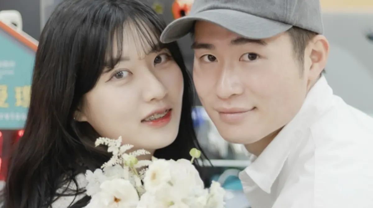 ▲宋嘉翔（右）和啦啦隊女神「一粒」的雙胞胎姊姊「Joy」（左）今（29）日宣布結婚，2人曬出身分證上的配偶欄特寫，並甜蜜喊話「I say yes.」，引發各界恭喜。（圖／翻攝自宋嘉翔IG）