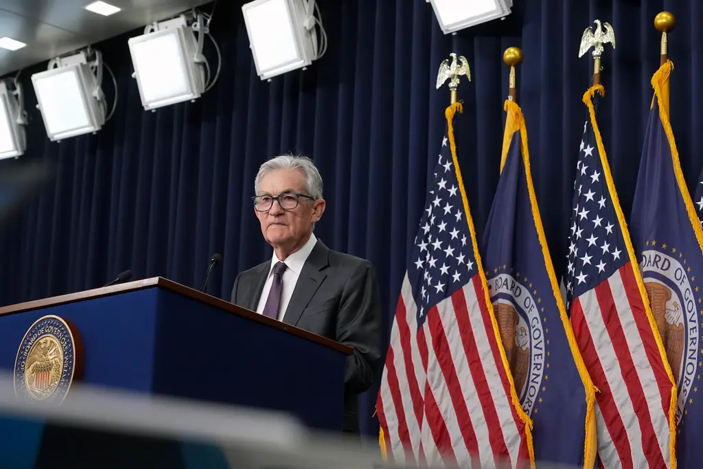 ▲美國聯準會如外界預期般，宣布不調整利率，暫停降息的步伐。圖為聯準會主席鮑爾。（圖／美聯社／達志影像）