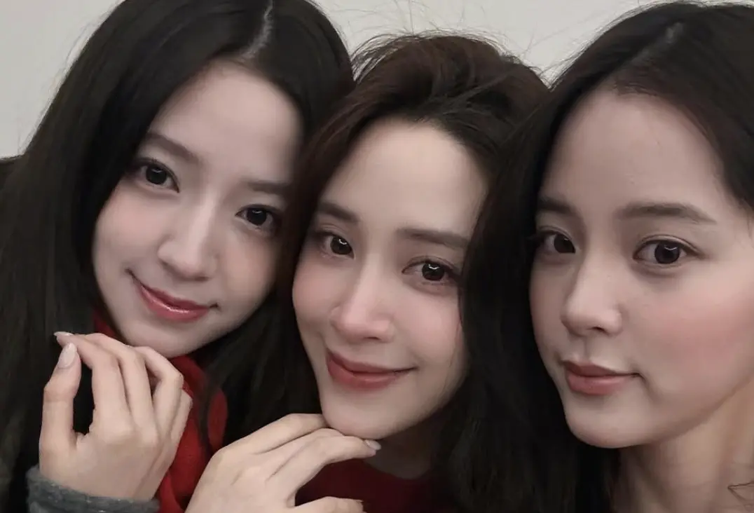 ▲歐陽妮妮（中間）初為人母，出月子中心回娘家收了娣娣（左1）和娜娜（右1）給兒子的紅包，竟被上面的文字給弄哭了。（圖／翻攝自歐陽妮妮IG）