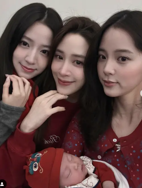 ▲歐陽妮妮（中間）初為人母，收了娣娣（左1）和娜娜（右1）給兒子的紅包，竟被上面的文字給弄哭了。（圖／翻攝自歐陽妮妮IG）