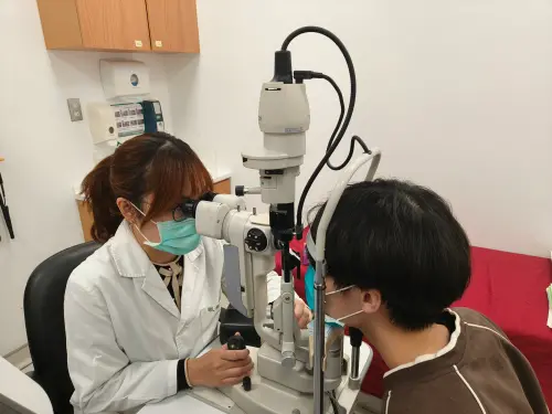 ▲觀看螢幕過久,雙眼恐出現明顯乾澀、異物感。(圖/恩主公醫院提供) ▲觀看螢幕過久,雙眼恐出現明顯乾澀、異物感。(圖/恩主公醫院提供)