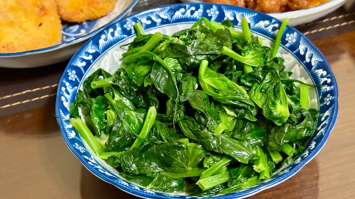 ▲鼎泰豐炒豆苗被封為「青菜界中的祖母綠」比炒飯還貴，過年返鄉煮年菜，婆媽傳授捨棄粗梗老葉及卷鬚、只取嫩葉，買來處理洗菜、挑菜炒完剩一小盤，難怪賣比全聯貴上近8倍價差。春節營業時間從初二開門。（圖／記者蕭涵云攝）