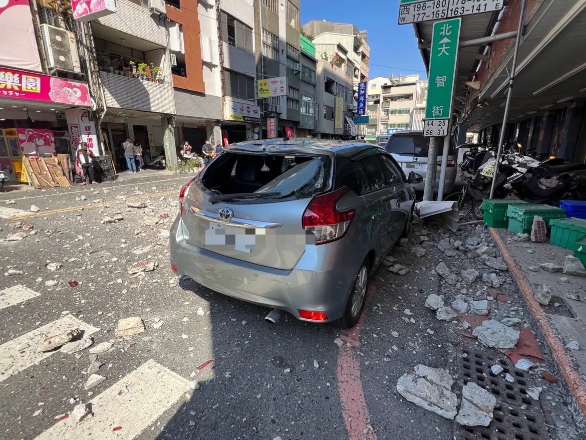 ▲ 台南市40年大樓外牆掉落，導致兩部車輛受損。（圖／南市消防局提供)