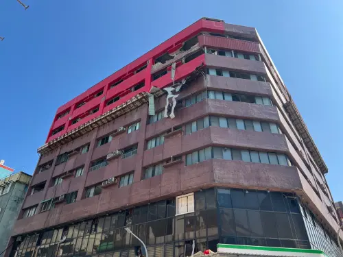 ▲ 台南市40年大樓七、八樓的外牆掉落。(圖/南市消防局提供) ▲ 台南市40年大樓七、八樓的外牆掉落。(圖/南市消防局提供)