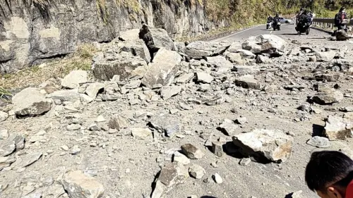 ▲台18線、阿里山公路69.5K處大量落石,一度中斷雙向交通。(圖/嘉義縣政府提供) ▲台18線、阿里山公路69.5K處大量落石,一度中斷雙向交通。(圖/嘉義縣政府提供)