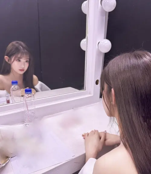▲李珠珢分享後台在化妝間的照片,穿上小禮服的她更加甜美可愛。(圖/翻攝自李珠珢IG) ▲李珠珢分享後台在化妝間的照片,穿上小禮服的她更加甜美可愛。(圖/翻攝自李珠珢IG)