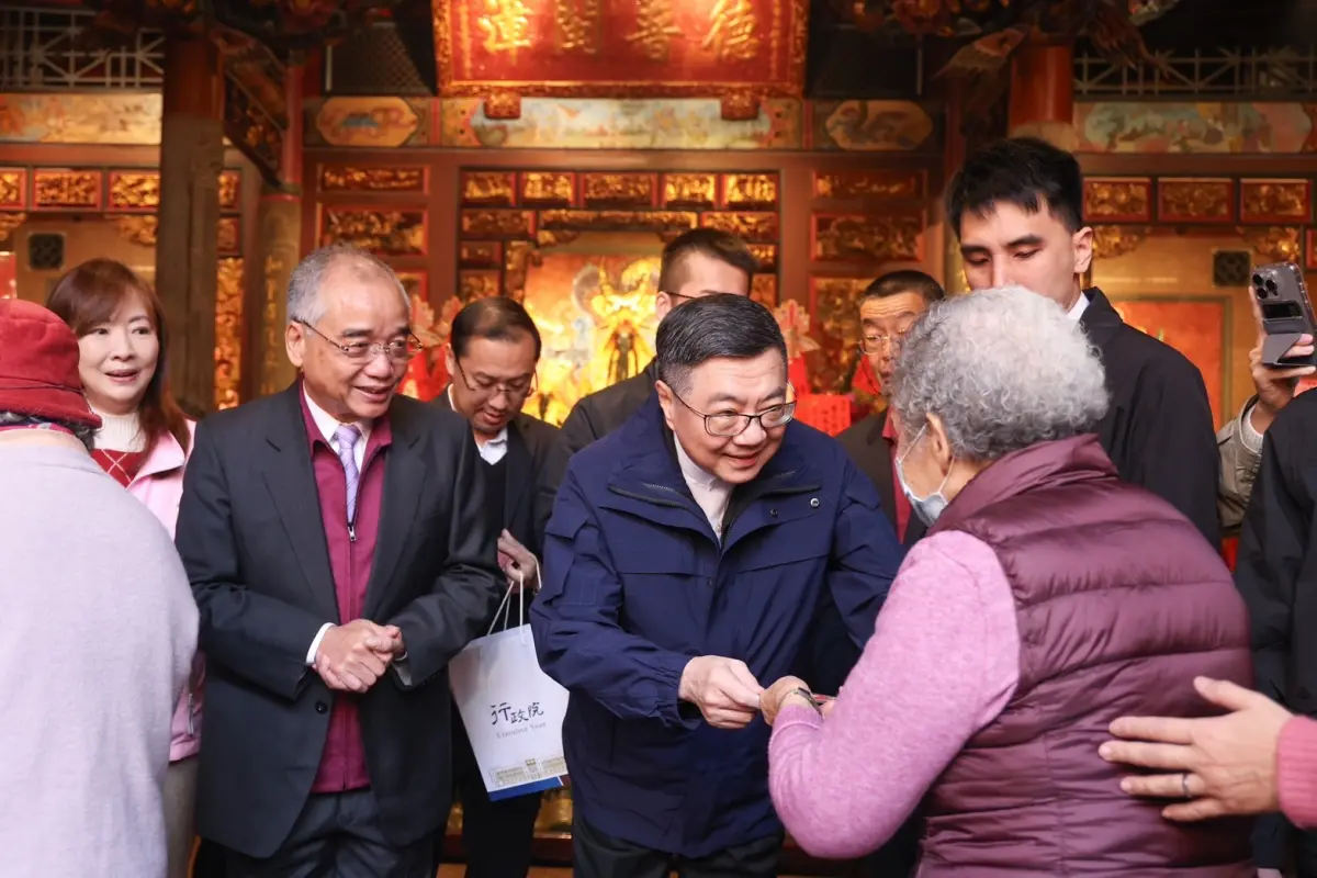 ▲行政院長卓榮泰年初二到桃園埔頂仁和宮參香祈福，向鄉親發送紅包。（圖／行政院提供，2025.01.30）