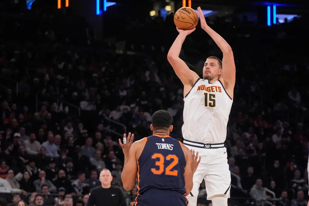 ▲▲金州勇士前鋒「嘴綠」Draymond Green批評尼克中鋒Karl-Anthony Towns總是躲著金塊中鋒Nikola Jokić沒有認真防守。（圖／美聯社／達志影像）