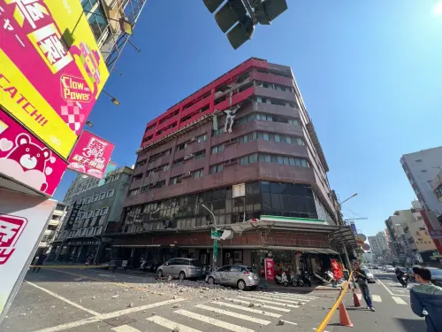 ▲ 台南市「來亞大樓」7樓、8樓外牆掉落。(圖/南市消防局提供) ▲ 台南市「來亞大樓」7樓、8樓外牆掉落。(圖/南市消防局提供)