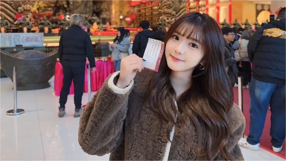 ▲笑笑2025年同時身兼啦啦隊「電豹女」與中華職棒樂天桃猿啦啦隊成員，她到廟裡求籤獲得一張「上吉籤」，籤詩內容鼓勵她迎接更美好的未來，她也曝光自己目前的感情狀態，「目前是歸零狀態。」（圖／笑笑提供）