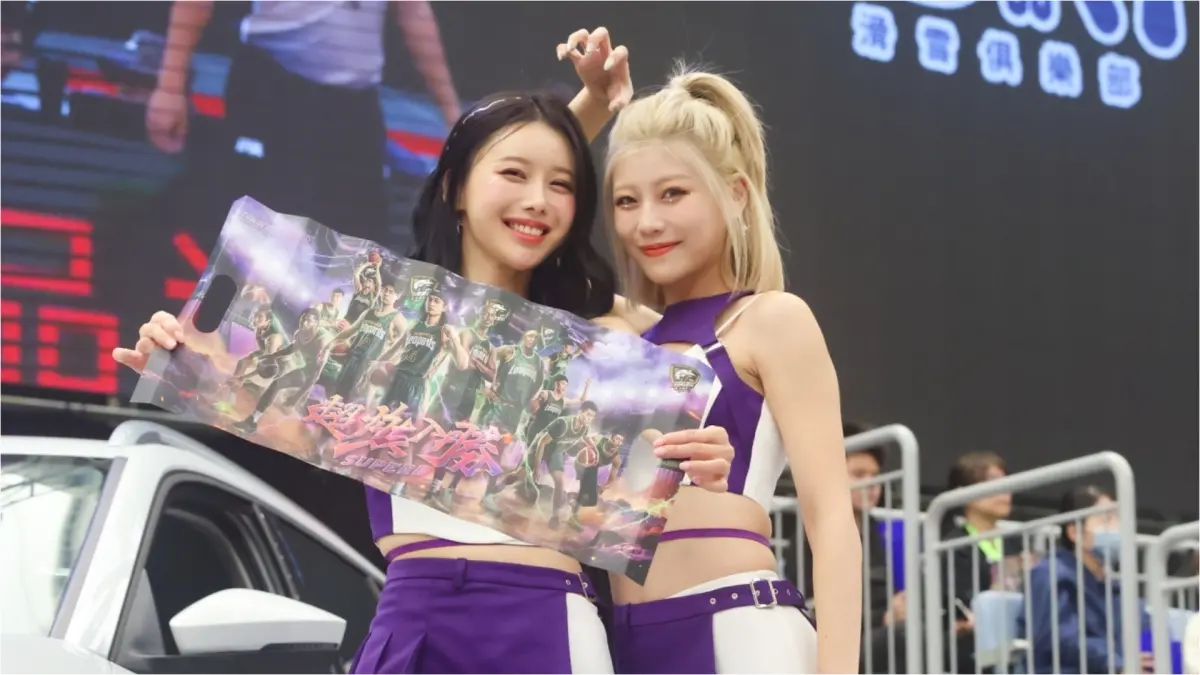 ▲國民表妹李雅英（左）的性感舞蹈影片點閱破百萬觀看，粉絲大喊性感指數爆表。電豹女成員即將迎來主題日，隊長小楓（右）更要挑戰與李雅英一起唱歌。（圖／想想時間有限公司提供）