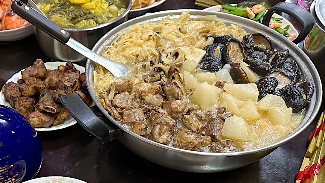 ▲大年初二團圓飯掀起討論，有讀者爆料過年火鍋放滿雞胇、堪稱驚悚「暗黑料理」，比「高級菜尾」佛跳牆、「長年菜」還可怕。但營養師高敏敏曾分享，雞睪丸有滿滿蛋白質，只是要注意膽固醇，並分析壯陽成效。（圖／讀者提供）