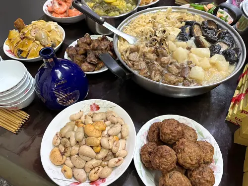 ▲讀者分享家裡過年，團圓飯以「雞胇火鍋」為主角。（圖／讀者提供）