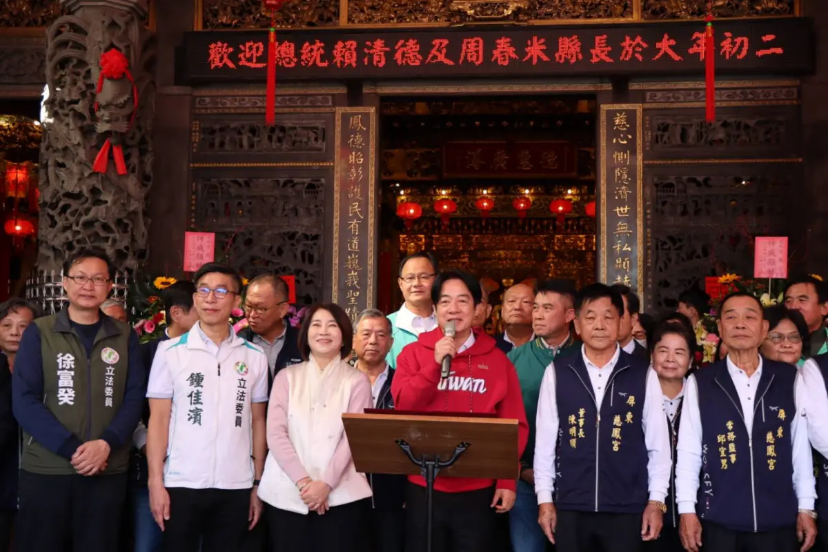 ▲大年初二，總統賴清德前往東港鎮東隆宮、屏東市慈鳳宮新春拜廟祈福。（圖／屏東縣府提供）