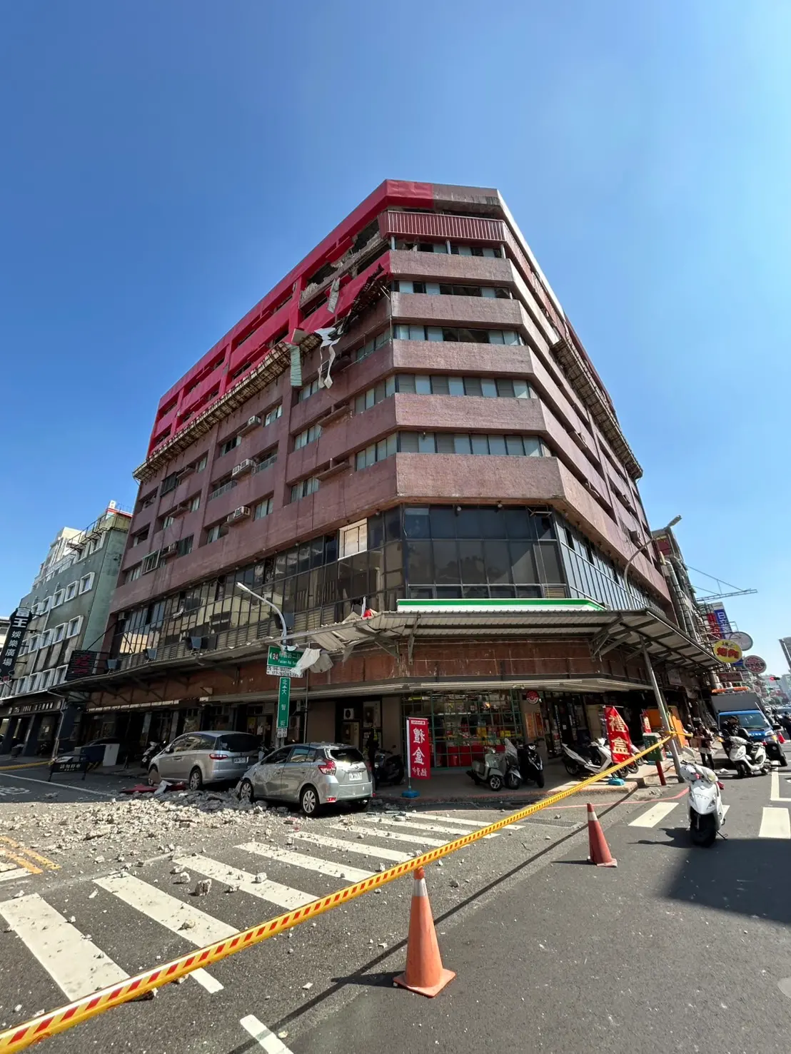 ▲嘉義大埔今上午發生規模5.6地震，台南市中西區府前路「來亞大樓」也因此外牆掉落（圖）。（圖／消防署提供，2025.01.30）