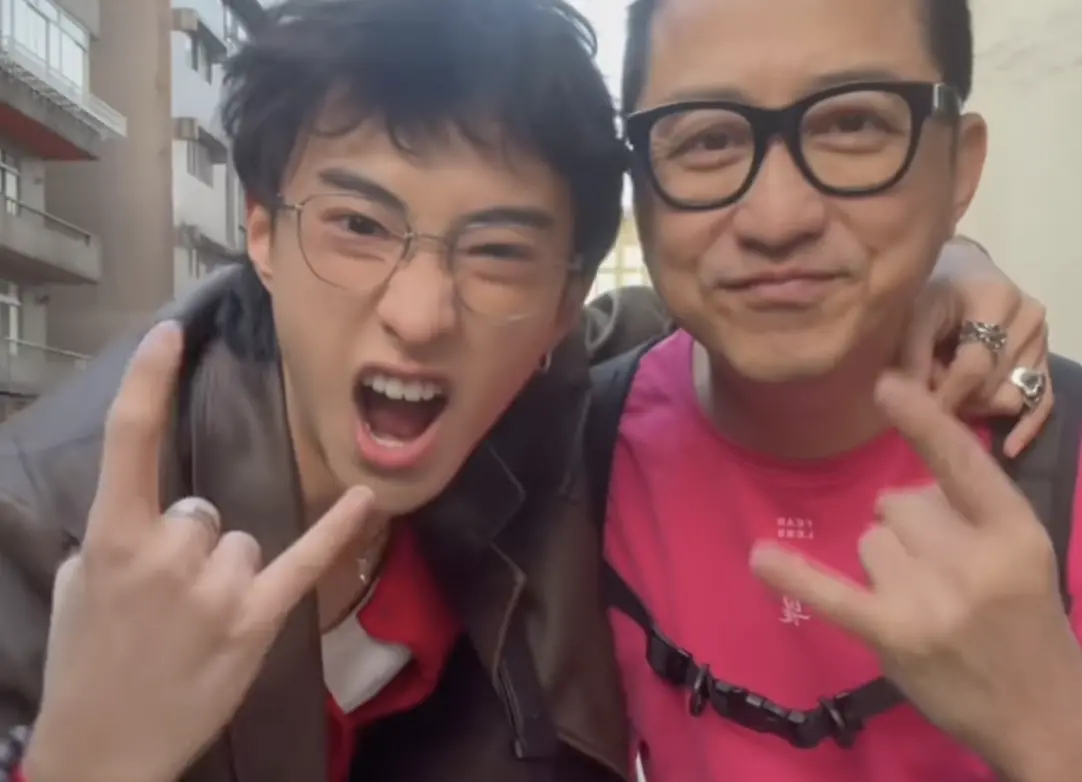 ▲「哈林」庾澄慶（右）和兒子「小哈利」庾恩利（左）合體拜年，小哈利還嗆爸臉太臭，要他別這麼無奈。（圖／翻攝自sprinkle_my_tinkle IG）