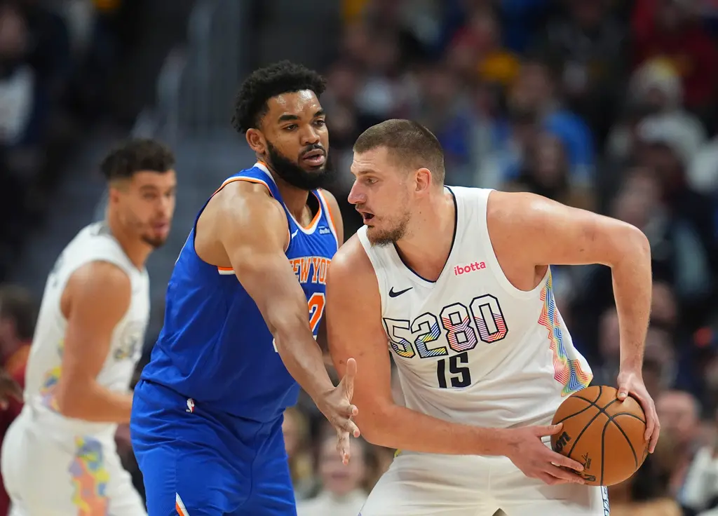 ▲紐約尼克今（30）日以122：112力克丹佛金塊，豪取5連勝，戰績32勝16敗。賽後，三屆MVP Nikola Jokic賽後直言：「尼克隊是奪冠熱門，雖然不是頭號熱門，但絕對在前5名！」（圖／美聯社／達志影像）