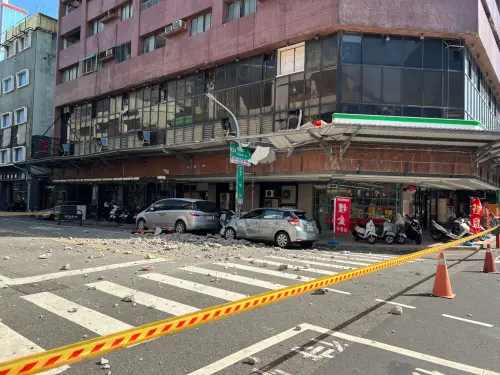 ▲嘉義大埔今天上午發生芮氏規模5.6地震,造成台南市中西區一棟大樓外牆磁磚及部分女兒牆剝落掉落地面,導致停在路邊的兩部車輛毀損。(圖/南市府提供) ▲嘉義大埔今天上午發生芮氏規模5.6地震,造成台南市中西區一棟大樓外牆磁磚及部分女兒牆剝落掉落地面,導致停在路邊的兩部車輛毀損。(圖/南市府提供)