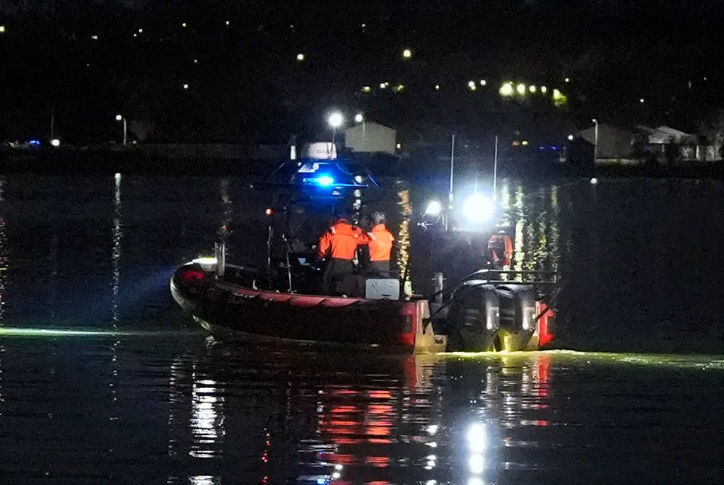 ▲美國一架小飛機29日晚間在維吉尼亞州華盛頓雷根機場附近與美軍黑鷹直升機相撞後墜毀，當時機上載有64人，最新確定已撈出30具遺體。（圖／美聯社／達志影像）