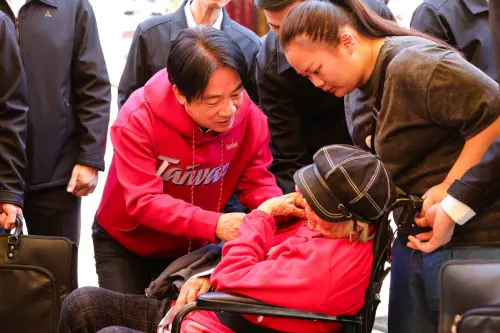 ▲高雄市長陳其邁今(30)日上午陪同總統賴清德前往三民區新大港保安宮拜廟參香,並發2000個紅包給民眾。(圖/高市府提供) ▲高雄市長陳其邁今(30)日上午陪同總統賴清德前往三民區新大港保安宮拜廟參香,並發2000個紅包給民眾。(圖/高市府提供)