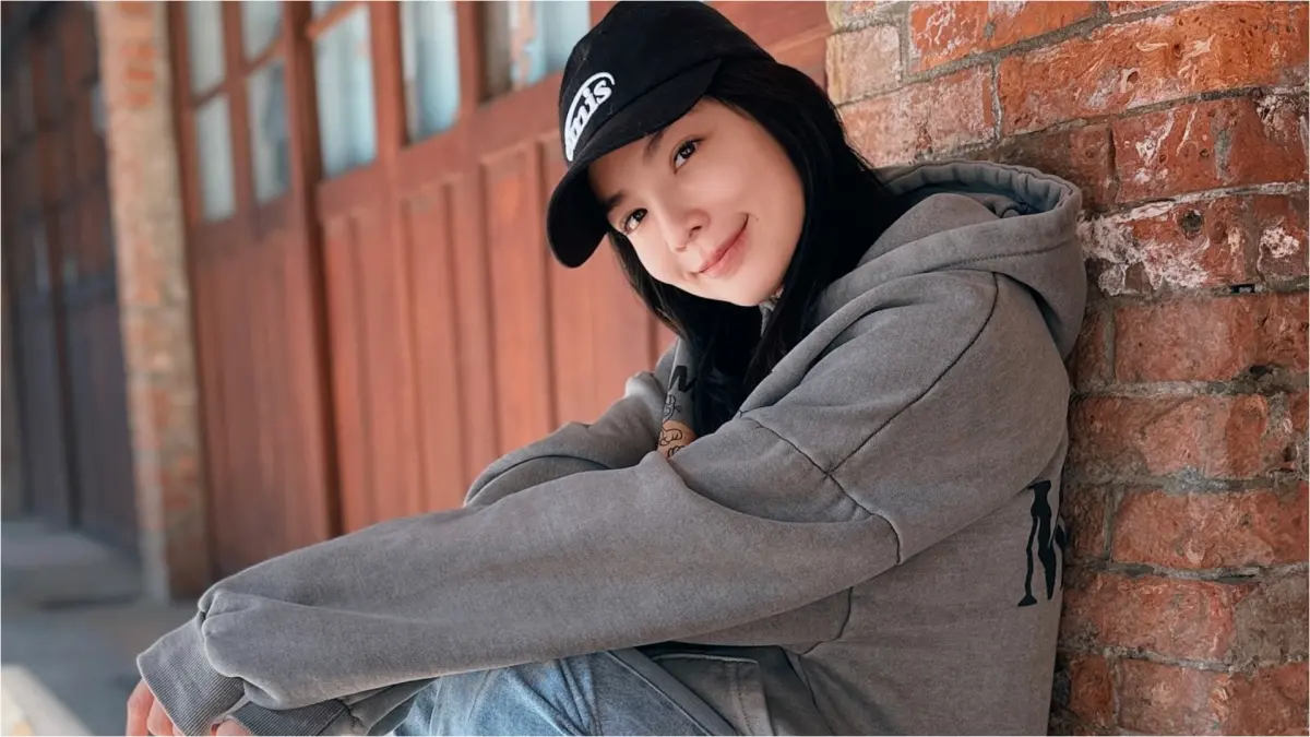 ▲42歲女星王嫚萱（湘瑩）在臉書曬出獨自穿著婚紗的照片，宣布正式成為人妻，她昨日曬出老公的背影照，甜喊：「幸福滿滿。」粉紅泡泡讓粉絲們都獻上祝福。（圖／湘瑩臉書）