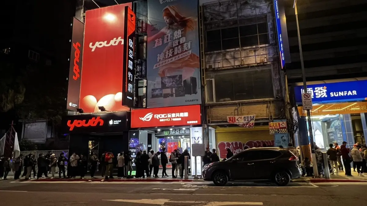 ▲輝達顯示卡RTX5090大年初二晚上10時正式開賣，欣亞數位台北八德旗艦店門口大排長龍。（圖／民眾提供）