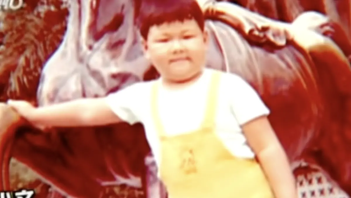 ▲張立威（如圖）今（30）日被證實在年初一過世，其生前上談話節目公開小時青澀照，還自爆雖出演不少軍教片，但本人沒有當過兵，可能是受體重因素所致。（圖／翻攝自YouTube）