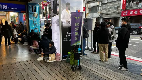 ▲RTX5090在大年初二晚間10時開賣,但欣亞數位一早就出現排隊潮。(圖/業者提供) ▲RTX5090在大年初二晚間10時開賣,但欣亞數位一早就出現排隊潮。(圖/業者提供)